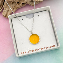 Charger l&#39;image dans la galerie, Collier Pendentif en verre ambré transparent - technique Murano
