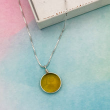 Charger l&#39;image dans la galerie, Collier Pendentif en verre ambré transparent - technique Murano
