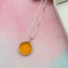 Charger l&#39;image dans la galerie, Collier Pendentif en verre ambré transparent - technique Murano
