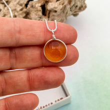 Charger l&#39;image dans la galerie, Collier Pendentif en verre ambré transparent - technique Murano
