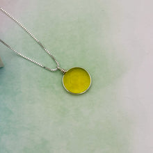 Charger l&#39;image dans la galerie, Collier Pendentif en verre jaune transparent - technique Murano
