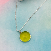 Charger l&#39;image dans la galerie, Collier Pendentif en verre jaune transparent - technique Murano
