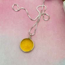 Charger l&#39;image dans la galerie, Collier Pendentif en verre jaune transparent - technique Murano
