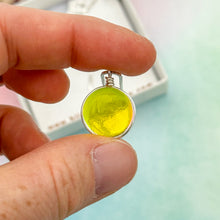 Charger l&#39;image dans la galerie, Collier Pendentif en verre jaune transparent - technique Murano
