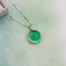 Charger l&#39;image dans la galerie, Collier Pendentif en verre vert transparent - technique Murano
