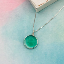 Charger l&#39;image dans la galerie, Collier Pendentif en verre vert transparent - technique Murano
