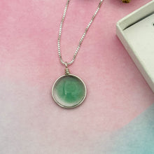 Charger l&#39;image dans la galerie, Collier Pendentif en verre vert transparent - technique Murano
