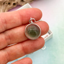 Charger l&#39;image dans la galerie, Collier Pendentif en verre vert transparent - technique Murano
