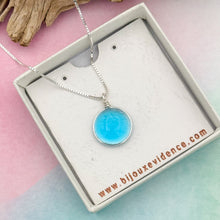Charger l&#39;image dans la galerie, Collier Pendentif en verre turquoise transparent - technique Murano
