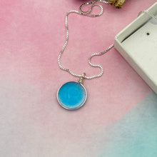 Charger l&#39;image dans la galerie, Collier Pendentif en verre turquoise transparent - technique Murano
