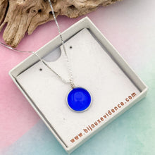 Charger l&#39;image dans la galerie, Collier Pendentif en verre bleu transparent - technique Murano

