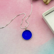 Charger l&#39;image dans la galerie, Collier Pendentif en verre bleu transparent - technique Murano
