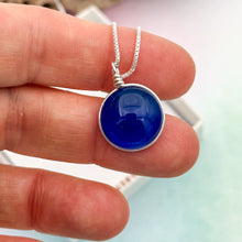 Charger l&#39;image dans la galerie, Collier Pendentif en verre bleu transparent - technique Murano
