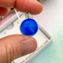 Charger l&#39;image dans la galerie, Collier Pendentif en verre bleu transparent - technique Murano
