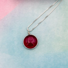 Charger l&#39;image dans la galerie, Collier Pendentif en verre rouge transparent - technique Murano
