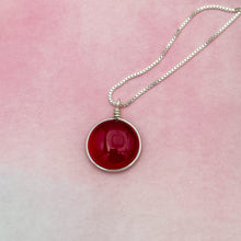 Charger l&#39;image dans la galerie, Collier Pendentif en verre rouge transparent - technique Murano
