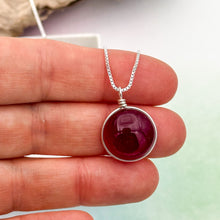 Charger l&#39;image dans la galerie, Collier Pendentif en verre rouge transparent - technique Murano
