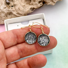 Charger l&#39;image dans la galerie, Boucles d&#39;oreilles noir et argent- technique verre de Murano
