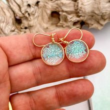 Charger l&#39;image dans la galerie, Boucles d&#39;oreilles verre dichroïque transparent paillette bleuté - verre de Murano
