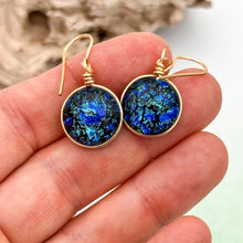 Charger l&#39;image dans la galerie, Boucles d&#39;oreilles pendante en verre dichroïque bleu
