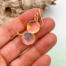Charger l&#39;image dans la galerie, Boucles d&#39;oreilles pendantes en verre dichroïque transparent rouge
