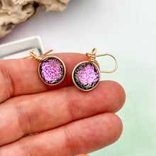 Charger l&#39;image dans la galerie, Boucles d&#39;oreilles en verre dichroique rose - technique Murano
