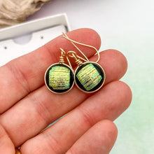 Charger l&#39;image dans la galerie, Boucles d&#39;oreilles en verre dichroique striées or reflet vert - technique Murano

