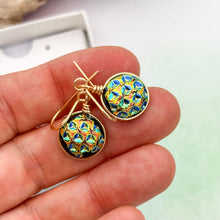 Charger l&#39;image dans la galerie, Boucles d&#39;oreilles en verre dichroique texture poinçon- technique Murano
