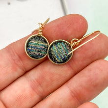 Charger l&#39;image dans la galerie, Boucles d&#39;oreilles en verre dichroique noir strié or et bleu - technique Murano
