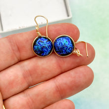 Charger l&#39;image dans la galerie, Boucles d&#39;oreilles en verre dichroique dégradé bleu - technique Murano
