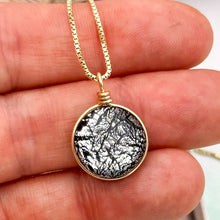 Charger l&#39;image dans la galerie, Collier Pendentif en verre dichroïque noir argent- technique Murano
