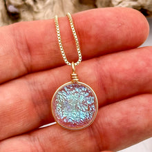 Charger l&#39;image dans la galerie, Collier Pendentif transparent pailleté reflets bleu - technique Murano
