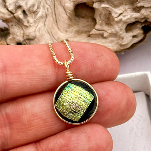Collier Pendentif strié or avec reflet vert en verre dichroïque - technique Murano