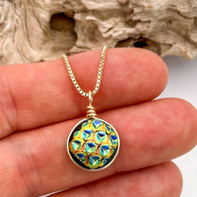Charger l&#39;image dans la galerie, Collier Pendentif texture poinçon en verre dichroïque - technique Murano
