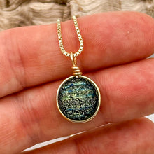 Charger l&#39;image dans la galerie, Collier Pendentif noir strié or et bleu en verre dichroïque - technique Murano

