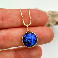 Charger l&#39;image dans la galerie, Collier Pendentif dégradé bleu en verre dichroïque - technique Murano
