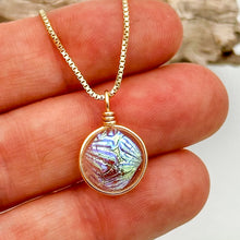Charger l&#39;image dans la galerie, Collier Pendentif texturé transparent or en verre dichroïque - technique Murano
