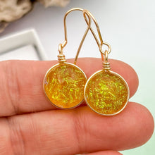 Charger l&#39;image dans la galerie, Boucles d&#39;oreilles jaune transparente en verre dichroique - technique Murano
