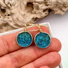 Charger l&#39;image dans la galerie, Boucles d&#39;oreilles turquoises transparentes en verre dichroique - technique Murano
