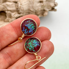 Charger l&#39;image dans la galerie, Boucles d&#39;oreilles rouges transparentes en verre dichroique - technique Murano
