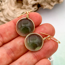 Charger l&#39;image dans la galerie, Boucles d&#39;oreilles en verre transparent vert - technique Murano
