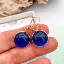 Charger l&#39;image dans la galerie, Boucles d&#39;oreilles en verre transparent bleu - technique Murano
