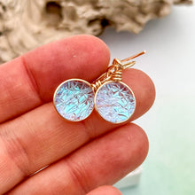 Charger l&#39;image dans la galerie, Boucles d&#39;oreilles en verre dichroique givré bleuté style reine des neiges- technique Murano
