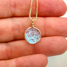 Charger l&#39;image dans la galerie, Collier Pendentif givré bleuté style reine des neiges en verre dichroïque - technique Murano
