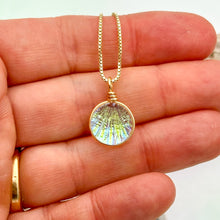 Charger l&#39;image dans la galerie, Collier Pendentif transparent reflet vert or en verre dichroïque - technique Murano
