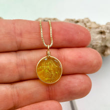 Charger l&#39;image dans la galerie, Collier Pendentif jaune transparent en verre dichroïque - technique Murano
