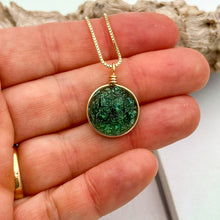 Charger l&#39;image dans la galerie, Collier Pendentif vert transparent en verre dichroïque - technique Murano
