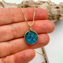 Charger l&#39;image dans la galerie, Collier Pendentif turquoise transparent en verre dichroïque - technique Murano

