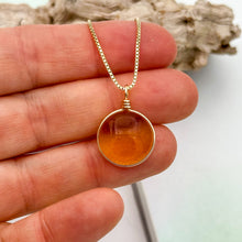 Charger l&#39;image dans la galerie, Collier Pendentif en verre ambré transparent - technique Murano
