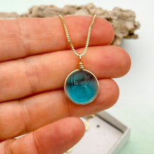 Charger l&#39;image dans la galerie, Collier Pendentif en verre turquoise transparent - technique Murano
